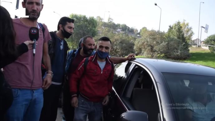 İşçiler birbiriyle yarışıyor.