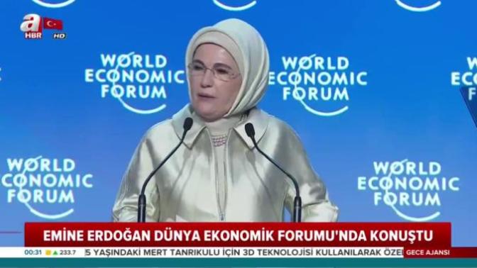 İlkokul mezunu Emine Erdoğan'ın uzman akademisyenlere hatta profesörlere konferans vermesini doğru buluyor musunuz?