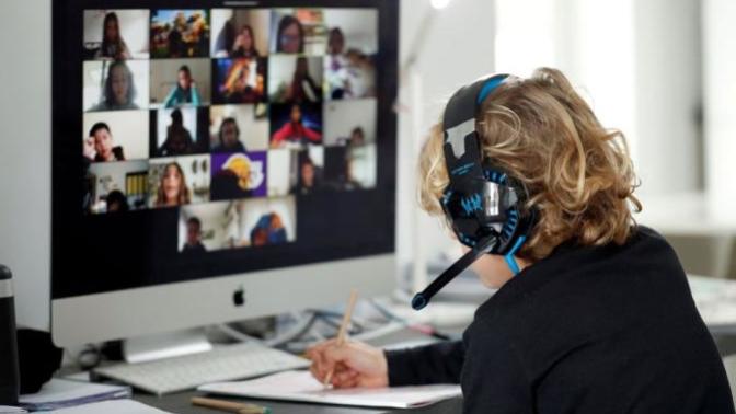 Üniversiteliler ikiye bölündü! Sizce online eğitime tamam mı devam mı?