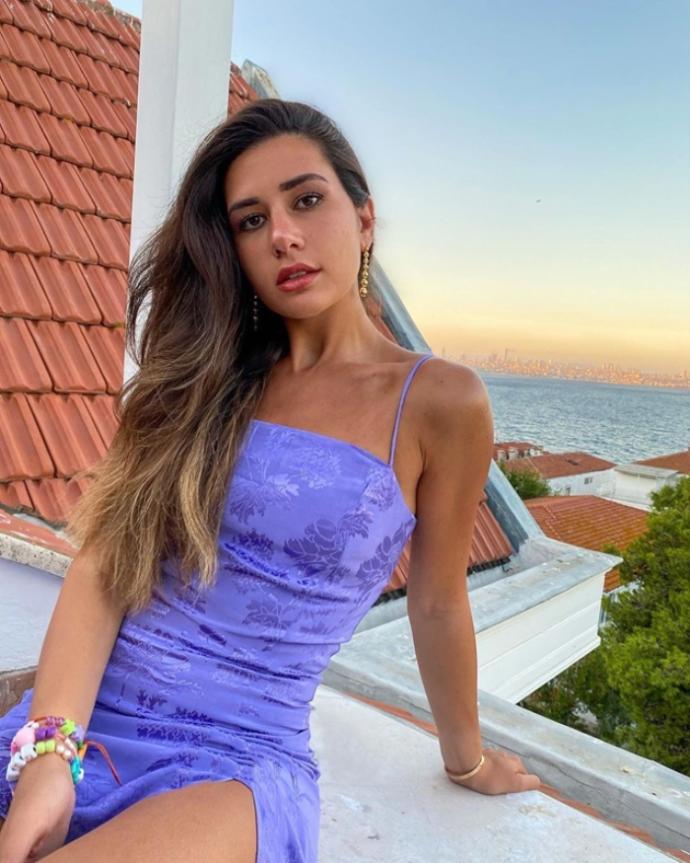Influencer Sibil Çetinkaya sizce güzel mi? Kendisi çok zengin ve oyuncu Burak Yörükün sevgilisi?