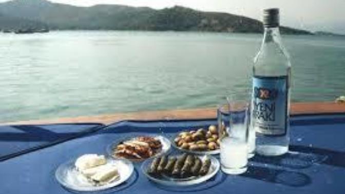 Raki sofrasinda Ahmet Kaya'mi Muslum Gurses'mi dinlenir?