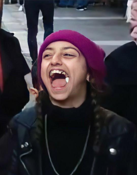 Sizce toplumda sakız çiğnemek saygısızlık mıdır?