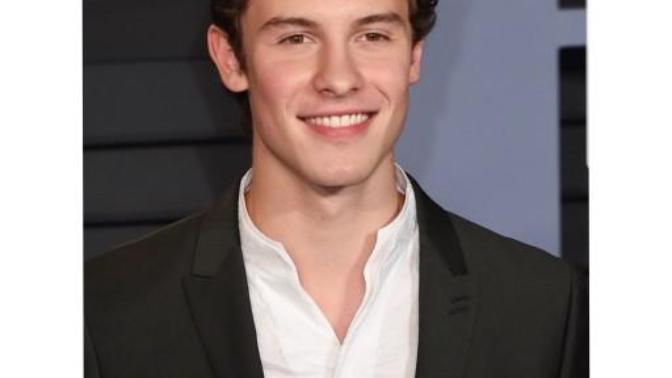 Shawn Mendes sizce de çok yakışklı değil mi?