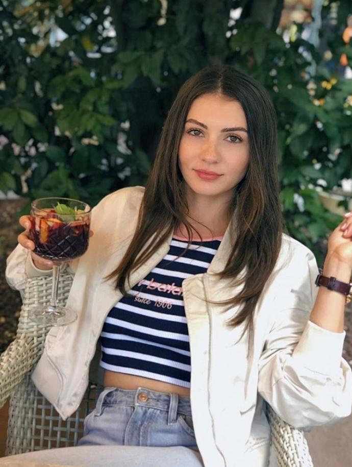 Kim daha güzel, Burcu Özberk veya Hande Erçel?