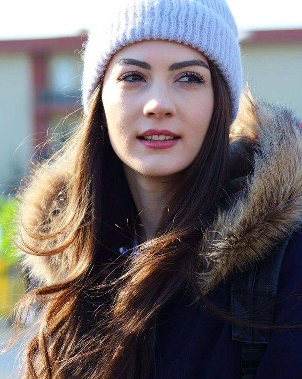 Kim daha güzel, Burcu Özberk veya Hande Erçel?
