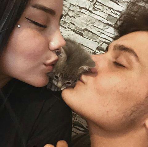 Sevgilimle her yakınlaşmamızda kedisi bir yerlerden çıkıveriyor, bunu nasıl engellerim?
