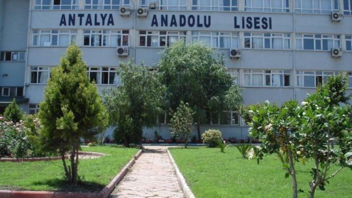 Antalya Anadolu Lisesi müdürü kanunları dinlemedi, okulda karma eğitimi sonlandırdı! Ülkede kanunlar sadece halka mı var?