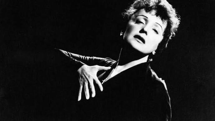 Dans le port damsterdam şarkısını Edith Piaf mı yoksa Jacques Brel mi daha iyi yorumluyor?