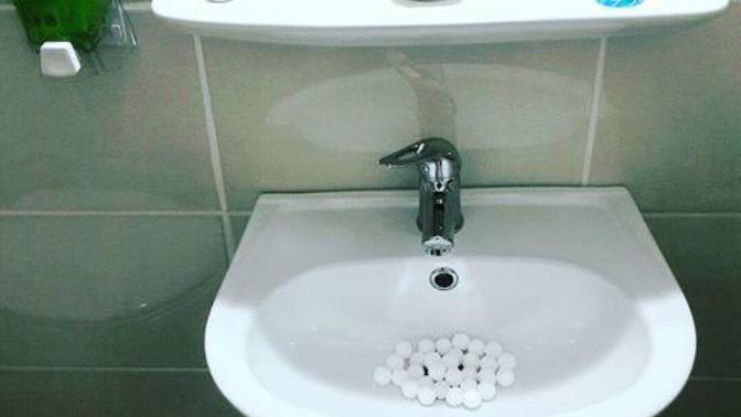 Lavaboya neden naftalin konur?