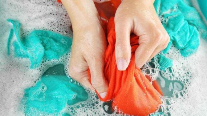 Erkeklerin sağa sola bıraktığı çorapları yıkamak kadının görevi mi? 