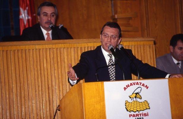 Eski başbakan Mesut Yılmaz Anavatan Partisi Grup toplantısında konuşurken
