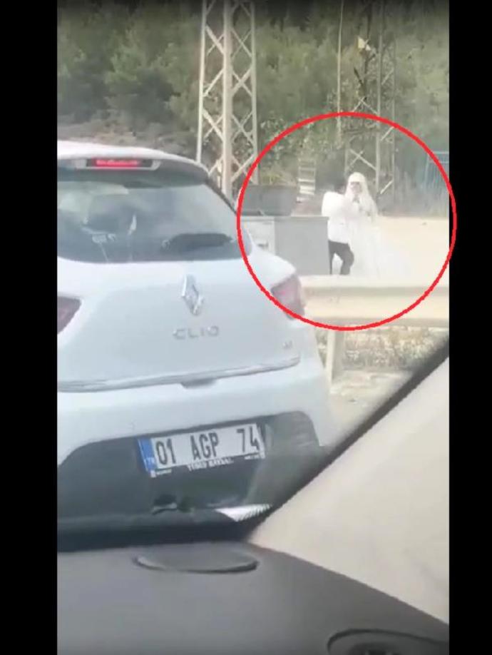 Hatay Belen’de damat, gelini yol ortasında dövdü! Ne düşünüyorsunuz?