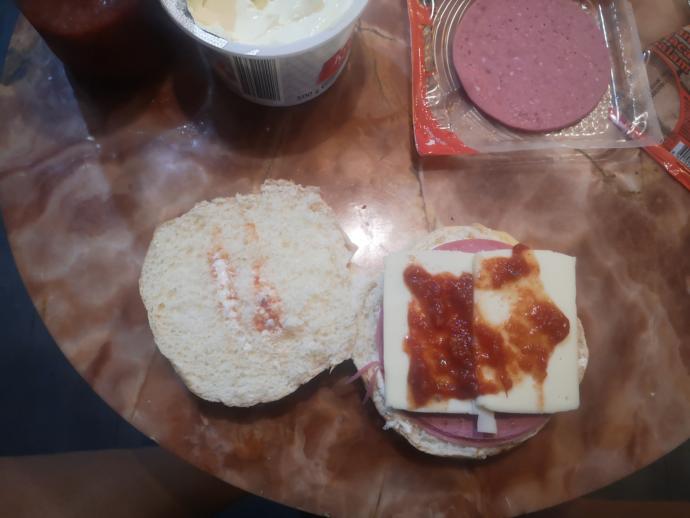 Sevgilime böyle bir hamburger hazırladım diye benden ayrıldı ve wp den engelledi. Ne yapayım?