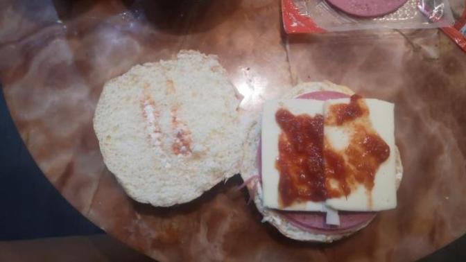 Sevgilime böyle bir hamburger hazırladım diye benden ayrıldı ve wp den engelledi. Ne yapayım?