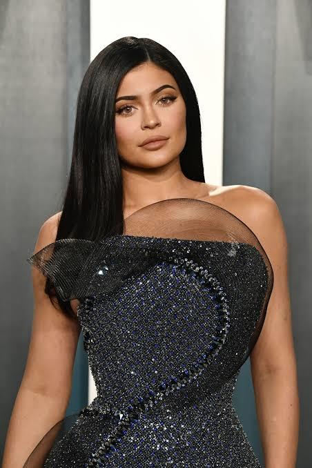 Kylie Jenner neden bu kadar özeniliyor? Tam olarak özelliği ne? Zengin olması mı? Yaşam tarzı mı? Güzelliği mi?