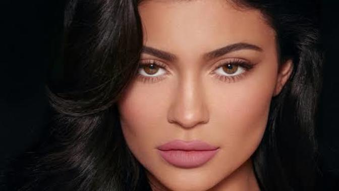 Kylie Jenner neden bu kadar özeniliyor? Tam olarak özelliği ne? Zengin olması mı? Yaşam tarzı mı? Güzelliği mi? 