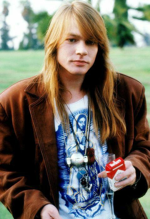 Axl Rose çok yakışıklı değil mi?