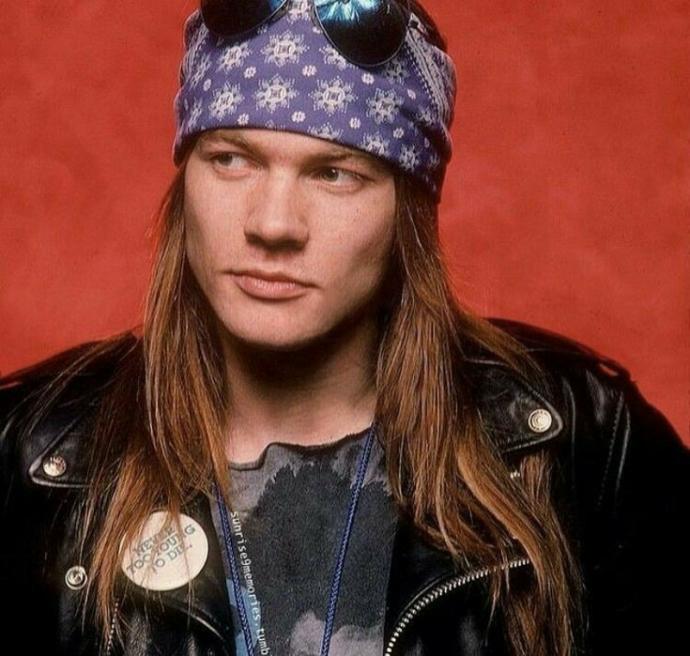Axl Rose çok yakışıklı değil mi?