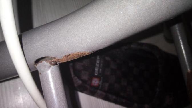 Ayak parmağımı masanın paslı ayağı kesti ne yapmalıyım (detay) ?