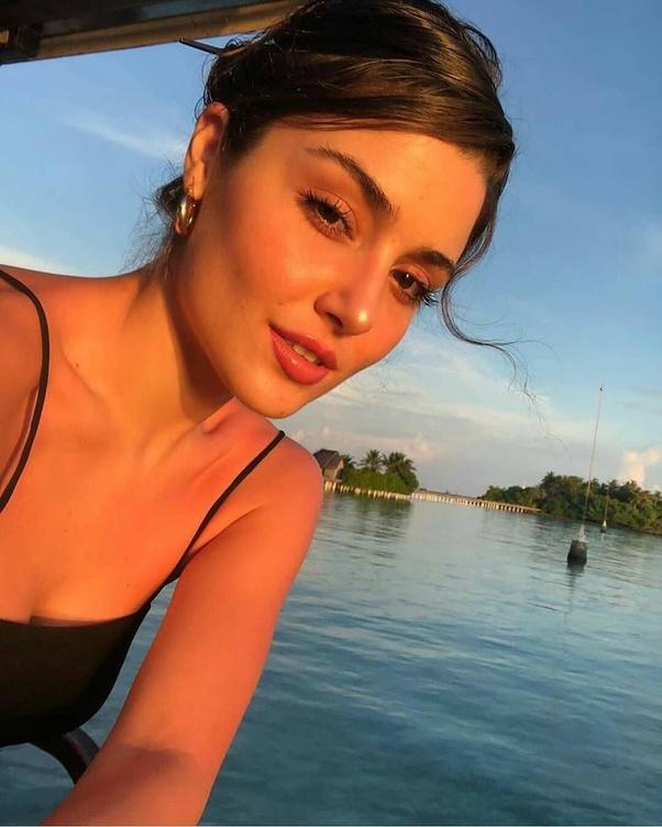 Hande Erçel, Cansu Dere veya Fahriye Evcen. Bu kadınlardan hangisi daha güzel?