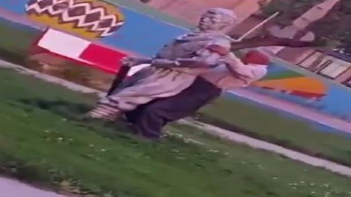 Yaşlı erkek tarafından tecavüze uğrayan heykel