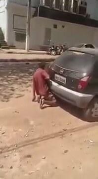 Arabanın egzoz borusuna tecavüz eden adam