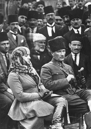 Tesettürlü bir kız olduğum için neden bazı kişiler Atatürkçü olmama şaşırıyor, Atatürk tesettüre karşı değildi, neden bilinmiyor?