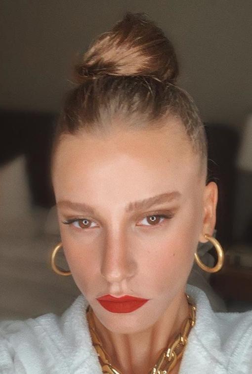 Serenay Sarıkaya’nın yüzü erkeksi mi?