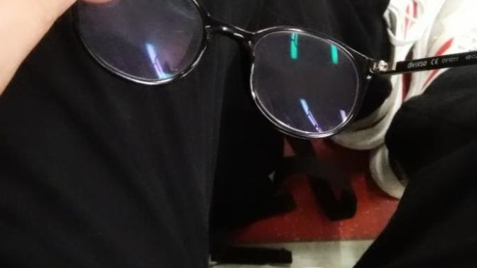 Maske takınca gözlük camı buharlasiyor ya ona bı çare yok mu?