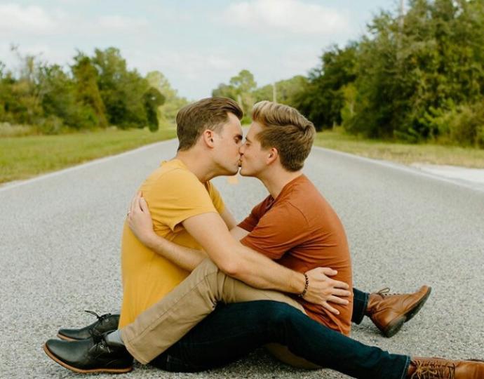 Türk toplumu GAY lere neden nefretle bakıyor ve dışlıyor yıl olmuş 2021 hala neden kabullenemiyorlar?