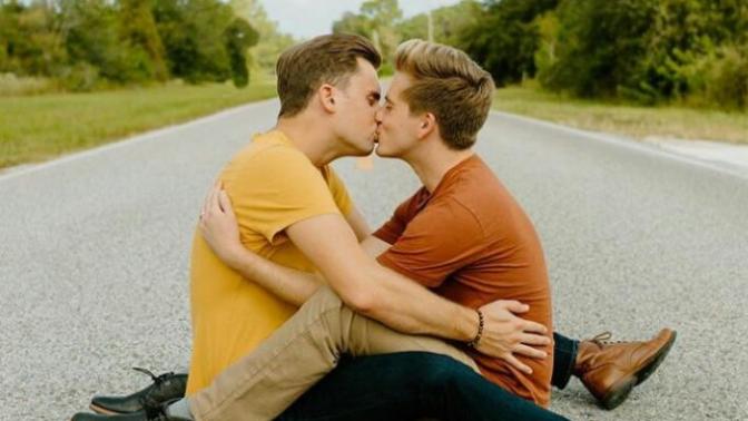 Türk toplumu GAY lere neden nefretle bakıyor ve dışlıyor yıl olmuş 2021 hala neden kabullenemiyorlar?