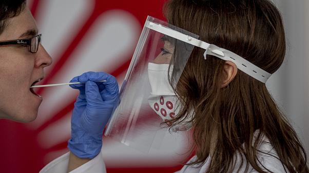 Covid-19 hastasıyla temas etseniz bile artık test yapılmayacak! Semptom yoksa, testte yok. Ne düşünüyorsunuz?