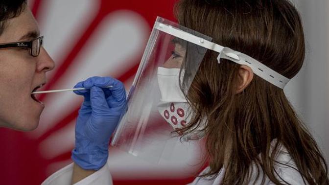 Covid-19 hastasıyla temas etseniz bile artık test yapılmayacak! Semptom yoksa, testte yok. Ne düşünüyorsunuz?