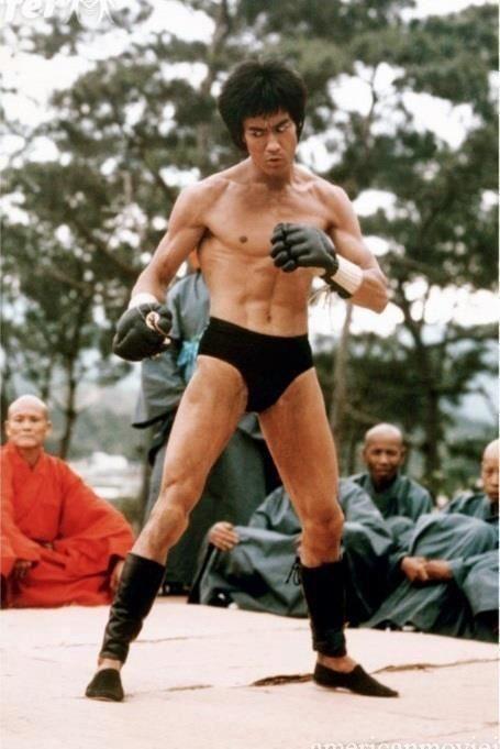 Sizce bruce lee 5 yıl daha yaşasaydı vücudu kurşun geçirmez olabilir miydi?