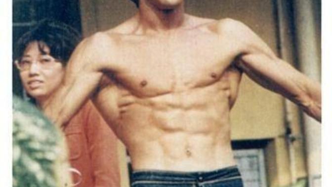 Sizce bruce lee 5 yıl daha yaşasaydı vücudu kurşun geçirmez olabilir miydi?