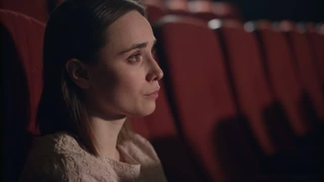 Film/dizi izlerken çıkan reklamlar mı sinir bozucu, yoksa birinin spoiler vermesi mi?