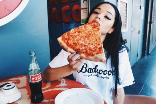 İlk buluşmada pizza yemeğe gideceğiz, çatal bıçak mı kullanmam lazım yoksa ketçaplayıp yiyebilir miyim?