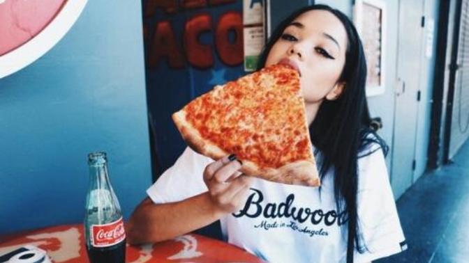 İlk buluşmada pizza yemeğe gideceğiz, çatal bıçak mı kullanmam lazım yoksa ketçaplayıp yiyebilir miyim?