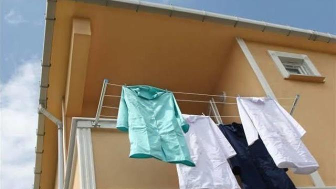 Balkonda kurumaya bıraktığınız çamaşırlar alt komşunun balkonuna düşerse ne yaparsınız?