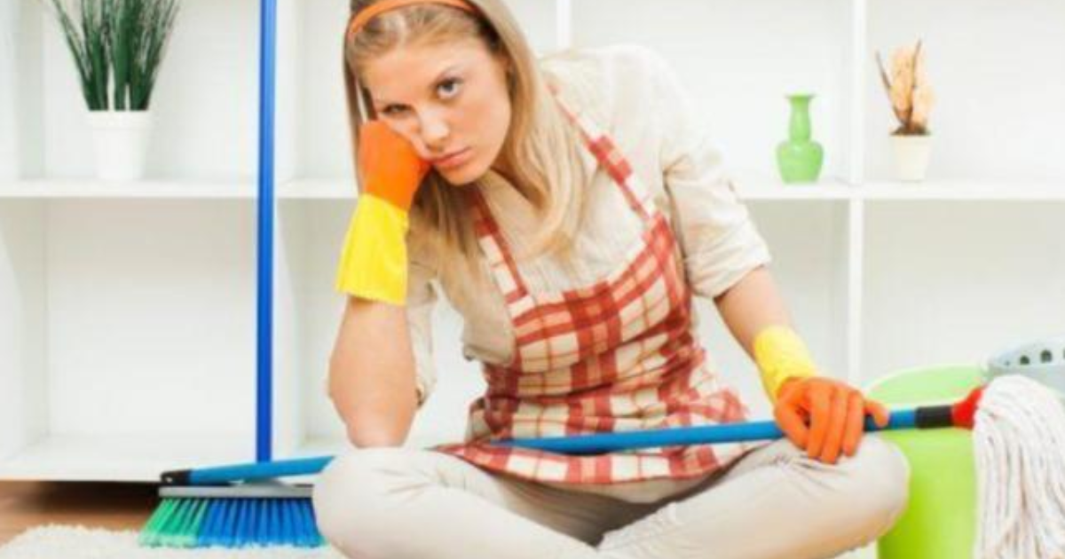 Temizlik yaptıktan sonra yerde toz gördüp "daha yeni temizledim, şu ev