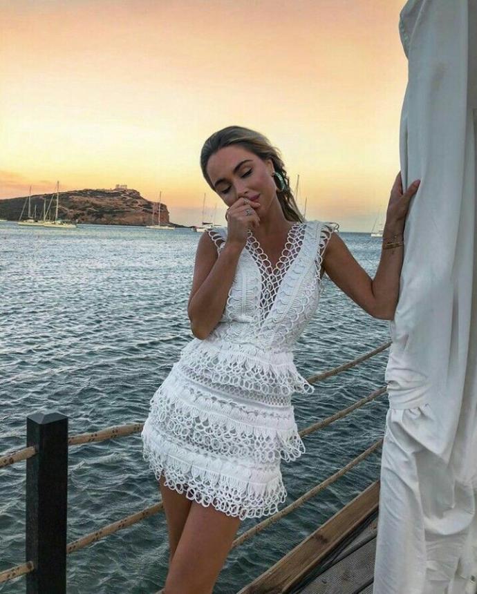 Görseldeki gibi elbisem var bu elbisenin altına stiletto mu yoksa tek bantlı açık ayakkabı mı olur ve ne renk olur?