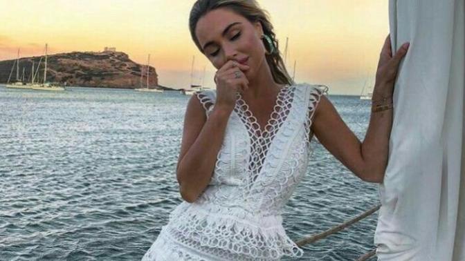 Görseldeki gibi elbisem var bu elbisenin altına stiletto mu yoksa tek bantlı açık ayakkabı mı olur ve ne renk olur?