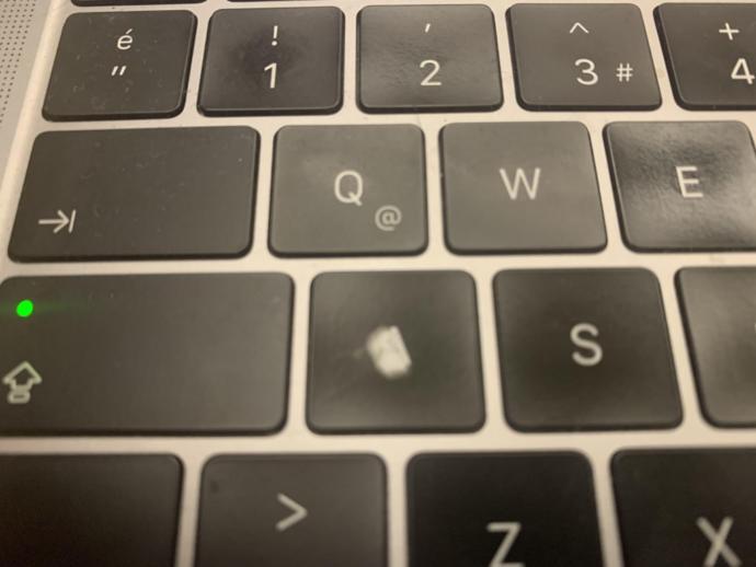 1 yılı dolmadan aşınan MacBook klavyesi neden böyle oluyor olabilir?