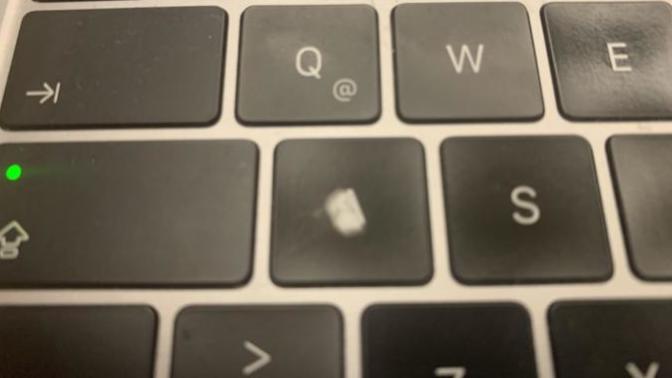 1 yılı dolmadan aşınan MacBook klavyesi neden böyle oluyor olabilir?
