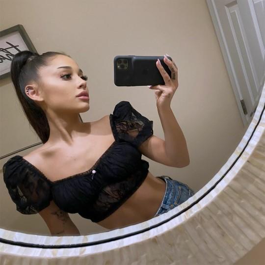 Selena Gomez mi yoksa Ariana Grande mi güzel ?