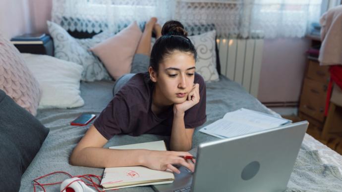 Online ders başlamadan 1 dakika önce kalkıyorum diye annem kızıyor. Kimler benim gibi?