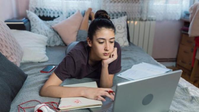 Online ders başlamadan 1 dakika önce kalkıyorum diye annem kızıyor. Kimler benim gibi?