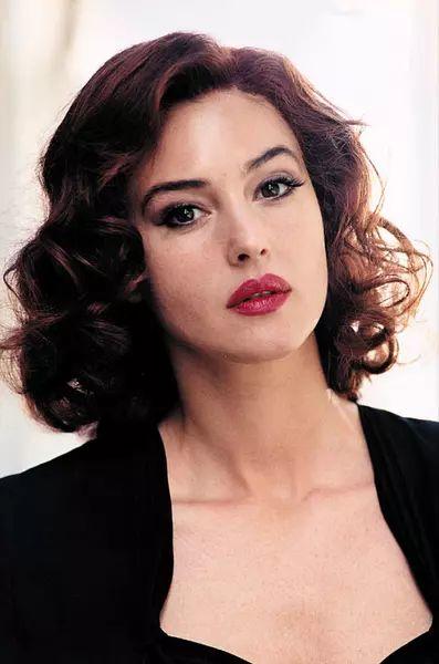 Yaşayan en seksi kadın Emilia Clarke seçilmiş. Sizce yaşayan en seksi kadın kimdir? 