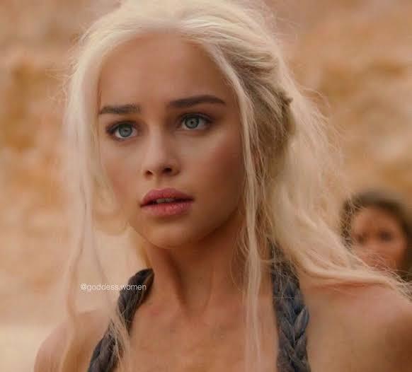 Yaşayan en seksi kadın Emilia Clarke seçilmiş. Sizce yaşayan en seksi kadın kimdir? 