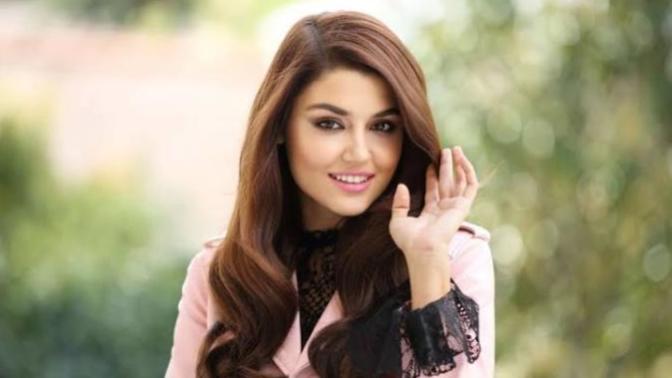 Hande Erçel "Dünyanın en güzel kadını" seçildi. Sizce doğru seçim mi?